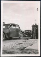 1938 Gépkocsik gördülnek le a tihanyi kompról, hátoldalon feliratozott fotó, szép állapotban, 8,5×6 cm