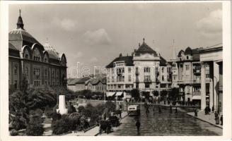 Szabadka, Subotica; utca, autó, lovashintó, emlékmű, Meinl Gyula és Balázs üzlete / street, shops, statue, automobiles