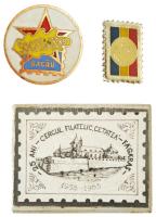 Románia 1983-1989. 3 darabos filatélia tematikájú tétel 1983 "20 éves a Filatéliai Kör - Fogaras 1958-1983" műanyag jelvény (36x47mm) + DN "AFR (Román Filatélia Egyesület)" műgyantás fém jelvény (20x14mm) + 1989. "Socfilex'89 - Bacău" zománcozott tombak jelvény (26mm) T:1- Romania 1983-1989. 3 pieces philately themed badge lot 1983. "25 Ani - Cercul Filatelic, Cetatea - Fagaraş 1958-1983" plastic badge (36x47mm) + ND "AFR (Asocia?ia Filateli?tilor România" synthetic resin metal badge (20x14mm) + "Socfilex'89 - Bacău" enamelled tombak badge (26mm) C:AU