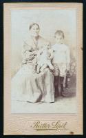 cca 1900 Anya gyermekeivel, keményhátú fotó Reitter Lipót mosonmagyaróvári műterméből, 10,5×6,5 cm