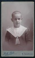 cca 1910 Gyerekportré, keményhátú fotó Roth Béla szarvasi műterméből, 10,5×6,5 cm