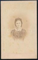 cca 1865 Női portré, keményhátú fotó Bayer és Weber pécsi műterméből, 10,5×6,5 cm