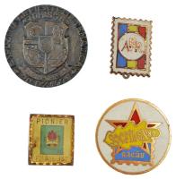 Románia ~1970-1980. 3xklf filatélia tematikájú tétel "Kezdő bélyeggyűjtő" műgyantás fém jelvény (18x15mm) + "AFR (Filatélia Egyesület, Románia)" zománcos tombak jelvény (20x15mm) + 1989. "Socfilex'89 Bacău" zománcos tombak jelvény (26mm) + 1975. "Kiállítás filatélia témában - Konstanca" fém jelvény (30mm) T:1- patina Romania ~1970-1980. 3xdiff philately themed lot "Pionier Filatelist" synthetic resin badge (18x15mm) + "AFR (Asociaţia Filateliţilor România)" enamelled tombak badge (20x15mm) + 1989. "Socfilex'89 Bacău" enamelled tombak badge (26mm) + "Expoziţia de Filatelie Tematica - Conştanţa" metal badge (30mm) C:AU patina