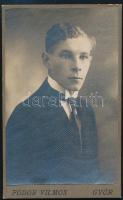 cca 1915 Fiatal férfi portréja, keményhátú fotó Fodor Vilmos győri műterméből, szecessziós hátlappal, 10,5×6,5 cm