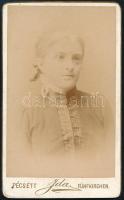 cca 1890 Fiatal lány portréja, keményhátú fotó Ida pécsi műterméből, 10,5×6,5 cm