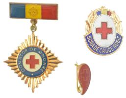 Románia ~1980. Egészségügyi témájú jelvény tétel A Vöröskereszt ápolója zománcozott tombak jelvény (25x20mm) + Tiszteletbeli véradó műgyantás fém jelvény (47x30mm) + csepp alakú vöröskeresztes műgyantás fém jelvény (17x9mm) T:1 Romania ~1980. Healthcare themed badge lot Soră de Cruce Rosie enamelled tombak badge (25x20mm) + Donator Onorare synthetic resin metal badge (47x30mm) + drop shaped with red cross synthetic resin metal badge (17x9mm) C:UNC