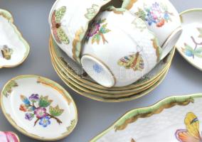 80 részes Herendi Viktória mintás tétel. Kézzel festett porcelán, jelzett, korának megfelelő kopások...