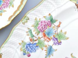 80 részes Herendi Viktória mintás tétel. Kézzel festett porcelán, jelzett, korának megfelelő kopások...