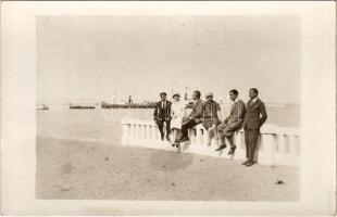 1928 Tihany, Balaton part, kikötő, kirándulók. photo