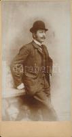 cca 1900 Kalapos férfi portréja, keményhátú fotó, 20×11 cm