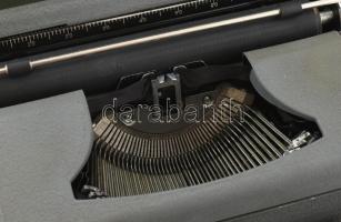 Cca. 1940-50. Katonai írógép, doboz sérült, írógép kifogástalan hibátlan állapotban