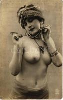 Erotikus meztelen hölgy / Erotic nude lady. PC Paris 1624. (EK)