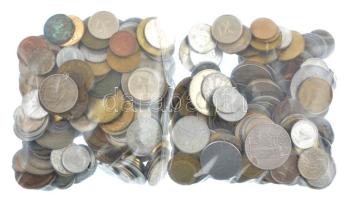 Vegyes, magyar és külföldi érmetétel mintegy ~1kg súlyban T:vegyes Mixed, Hungarian and foreign coin lot (~1kg) C:mixed