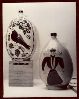 Kósa Klára keramikus aláírása a műveit ábrázoló fotón