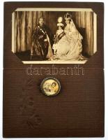 1916. IV. Károly király, Zita királyné, Ottó koronaherceg - fém jelvény (32mm) és képeslap T:2