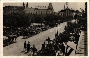 1940 Szatmárnémeti, Szatmár, Satu Mare; bevonulás, kerékpáros katonák, magyar zászlók / entry of the Hungarian troops, soldiers with bicycles, Hungarian flags + "1940 Szatmárnémeti visszatért" So. Stpl. (ragasztónyom / glue marks)