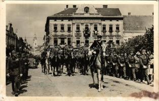 1940 Szatmárnémeti, Szatmár, Satu Mare; bevonulás, Vitéz Nagybányai Horthy Miklós Magyarország kormányzója / entry of the Hungarian troops, Regent Horthy (lyukak / pinholes)