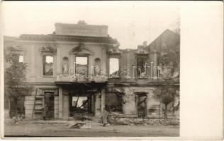 Orsova, Rumän. Kriegszerstörungen / Román háborús pusztítás Orsovában, Kick Nándor üzlete, ház romokban, katonák. Hutterer G. kiadása / WWI buildings destroyed by Romanians during the war, ruins of Nándor Kick's shop and house, K.u.K. soldiers. photo