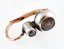 Arany (Au) 14k és ezüst (Ag) fülbevalópár, buton foglalt 2 régi csiszolású achtkant cca. 0,40 ct, és...