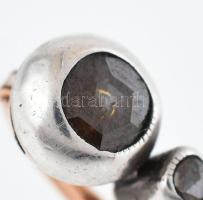 Arany (Au) 14k és ezüst (Ag) fülbevalópár, buton foglalt 2 régi csiszolású achtkant cca. 0,40 ct, és...