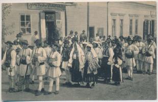 1913 Lupény, Lupeni; Erdélyi folklór, körmenet, népi felvonulás az utcán, Jancsó Károly üzlete. Adler fényirda / Transylvanian folklore, folk festival on the street, procession, shop