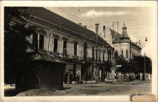 1943 Szinérváralja, Seini; Piactér, Fried S. utóda Salamon Ignác üzlete, Korona étterem, vendéglő / market square, shops, restaurant, inn (ragasztónyom / glue mark)