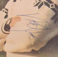 Koós János és Aradszky László autográf aláírásai őket ábrázoló újságkivágásokon