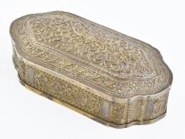 Réz doboz,gazdagon díszített, az alján is 19. század 23 x11 cm