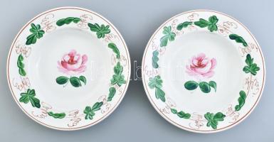 2 db Rudolfstadt tányér, virág mintával. Kézzel festett, jelzett, kis mázhibákkal. cca 1900 d: 23 cm