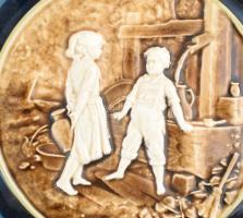 Bécsi porcelán fali dísztányér. Vízhordó lányka. XX: sz. eleje. Mázas kerámia, dombornyomott, jelzet...