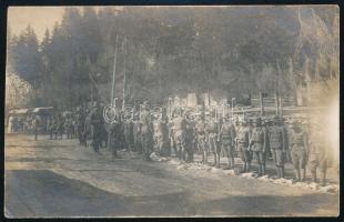 1918 Olasz harctér, ütközet utáni kitüntetésosztás, 26. gyalogezred, hátoldalon feliratozott, pecséttel jelzett fotó, 8,5×13,5 cm