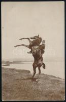 cca 1910 Huszár ágaskodó lóval, fotólap, 8,5×13,5 cm