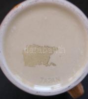 Japánban készített német nyelvű felirattal ellátott söröskorsó mázas kerámiából, 13cm-es magassággal