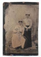 cca 1910 Ferrotípia: nők kisbabával 7x10 cm