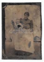 cca 1910 Ferrotípia: nő kisbabával 7x10 cm