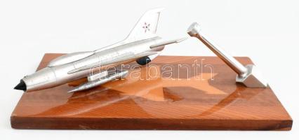 Fém vadászgépmodell, fa talapzaton, sérült, h: 24 cm