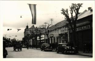 Komárom, Komárno; utca, magyar zászlók, automobilok, Háber húscsarnoka, üzletek / street view, Hungarian flags, automobiles, shops. photo