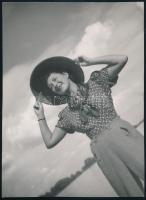 cca 1930 Szendrő István Csinos lány kalapban. pecséttel jelzett fotó 24x16 cm
