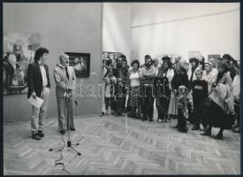 1986 Esterházy Péter kiállításmegnyitón. Székesfehérvár. Csók képtár. Gelencsér Ferenc fotója 18x13 cm