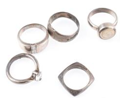 Ezüst (Ag) vegyes gyűrűk, részben jelzett, vegyes méret, brutó: 44g