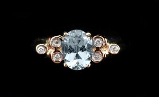 Arany (Au) 14K sárgaarany gyűrű akvamarinnal (1 ct) és 6 db brill
berakással. Bruttó 3.1g, 64-es mé...