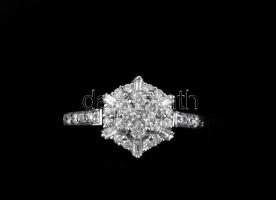 Arany (Au) 14K fehérarany gyűrű 25db brillel díszitve (ca. 1ct.; W/SI). Bruttó
3.2g, 60-as méret