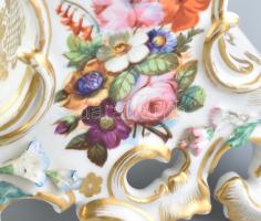 Porcelán asztali óra, mechanikus szerkezettel, nincs kipróbálva, kulcs nélkül, jelzés nélkül, lepatt...