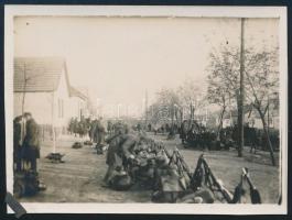 cca 1936 Pilisszentiván, katonák pihenője a főúton, fotó, a hátoldalon feliratozott, 8,5x6 cm