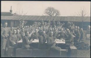 cca 1930 Horthy-korszak, ebédelő katonák a laktanya udvarán, fotólap, 14x8,5 cm