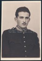 1942 Kőszeg, katonaiskola növendékének tablóképe, fotó, a hátoldalon feliratozott, jó állapotban, 9,5x6,5 cm