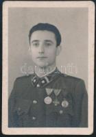 cca 1940 Horthy-korszak, katona portréja, kitüntetésekkel (közte Nagy Ezüst Vitézségi Érem, Tűzkereszt), fotó, 9x6 cm