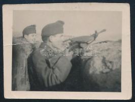 cca 1940 Katonák DP-28 dobtáras golyószóróval lövészárokban, II. világháborús fotó, 6x4 cm