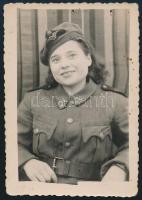 1944 Horthy-korszak, repülős egyenruhába öltözött lány portréja, fotó, a hátoldalon feliratozott, 9x6 cm