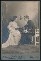 cca 1900 Fiatal pár Schmidt Ágoston kabinetfotó 16x10 cm